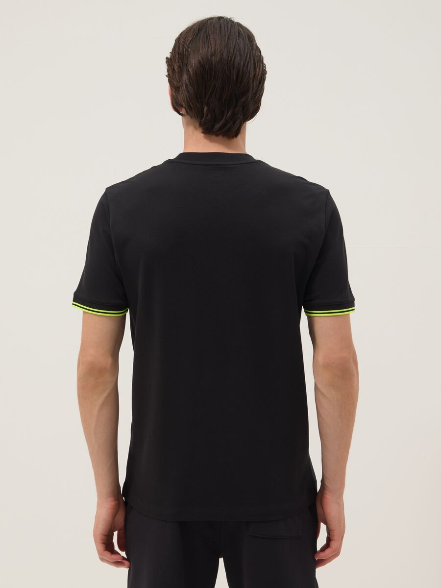 Black short-sleeve stretch cotton T-shirt with chest pocket_3