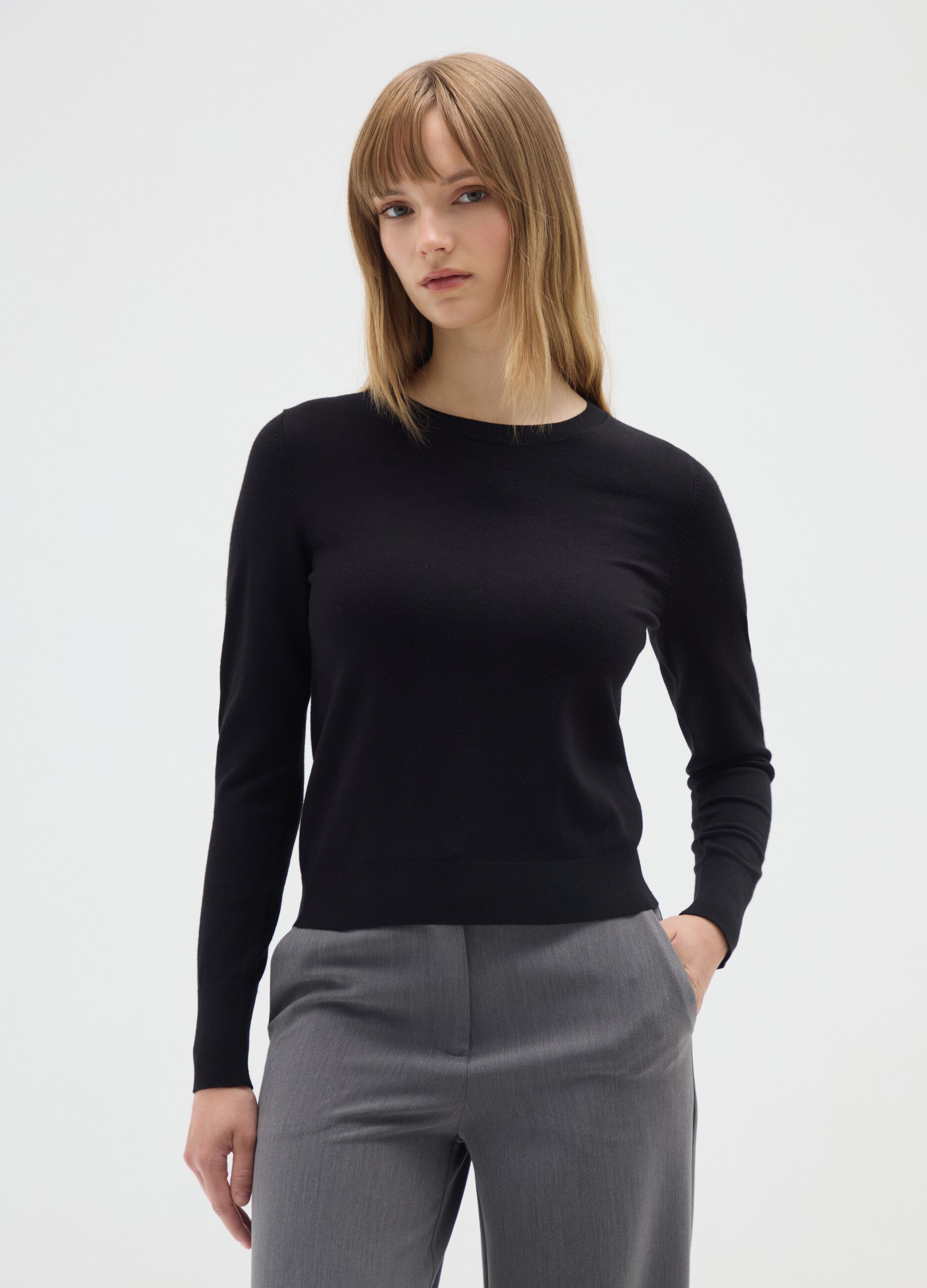 Black fitted viscose blend top