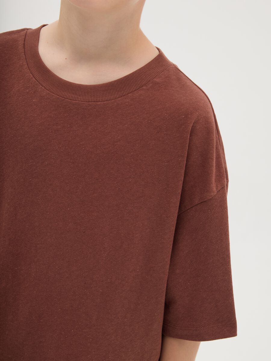 T-shirt da ragazzo in cotone e lino marrone regular fit_2