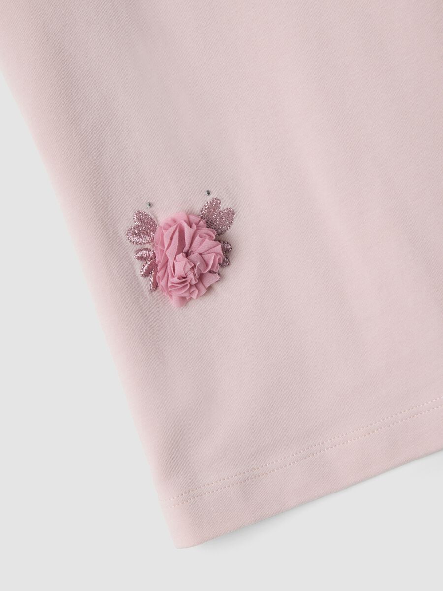 Pink short-sleeved stretch cotton T-shirt with floral appliqu&eacute;s_3