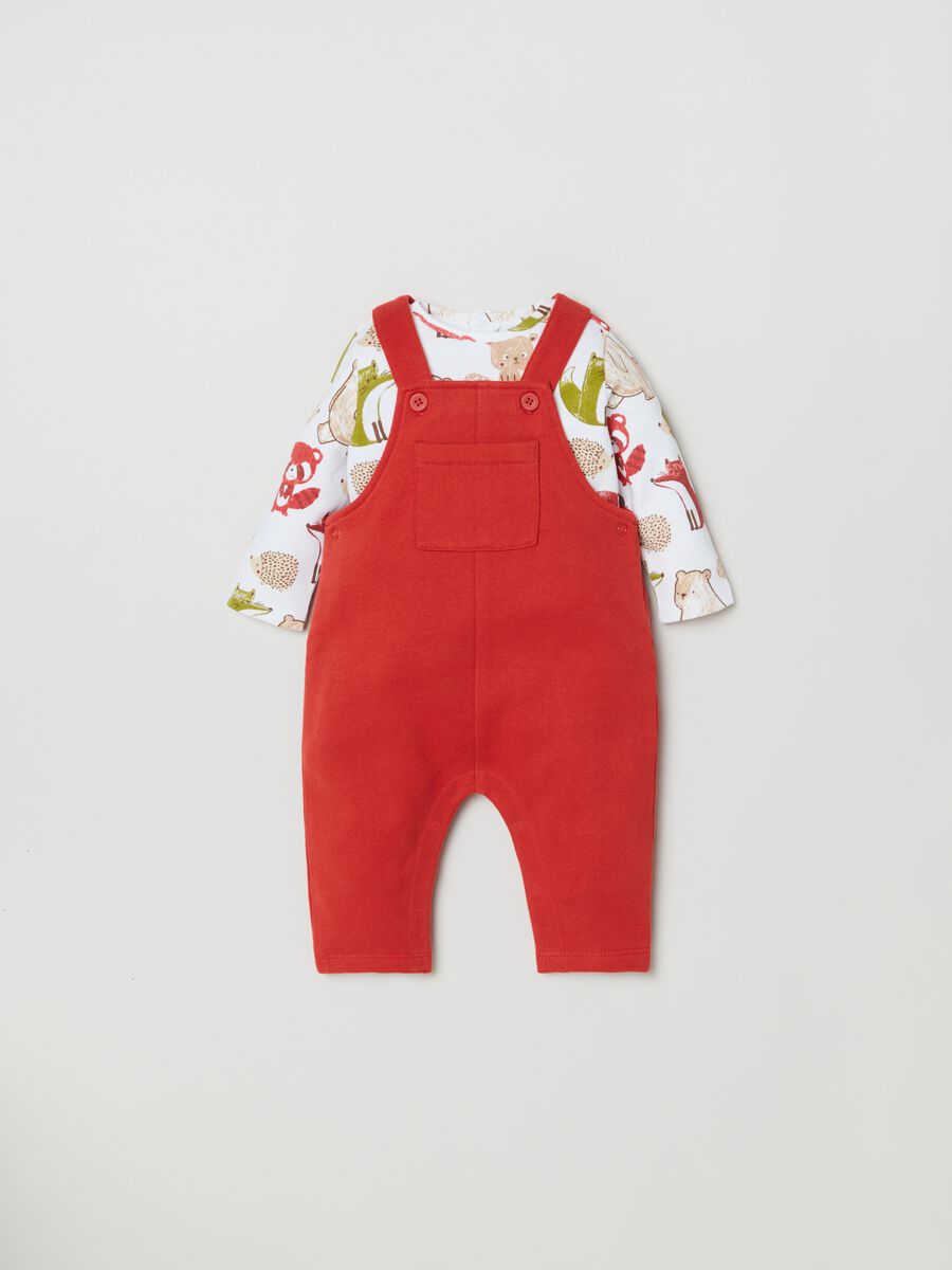 Set t-shirt con stampa e salopette in cotone _0