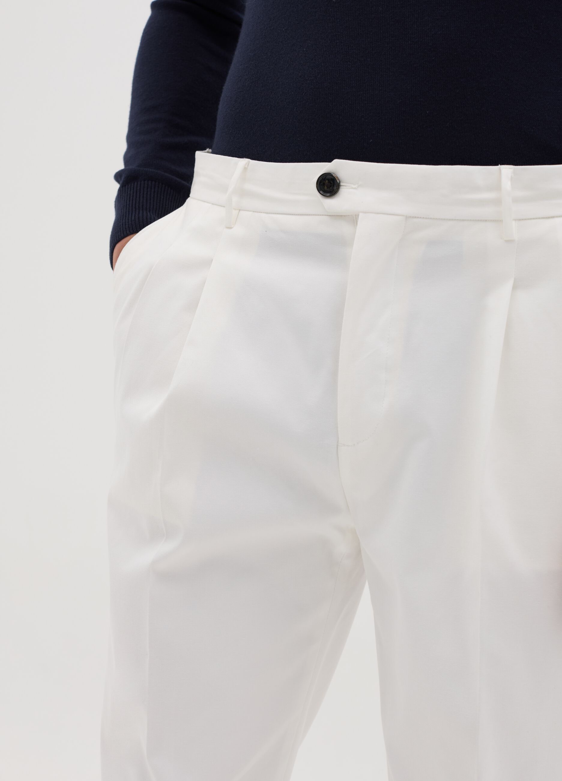 Men’s trousers in white stretch cotton with carrot fit