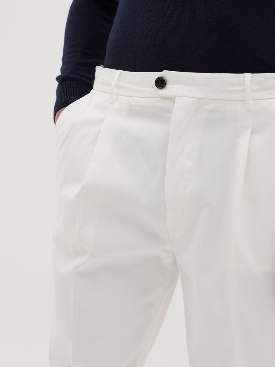 Men’s trousers in white stretch cotton with carrot fit_2