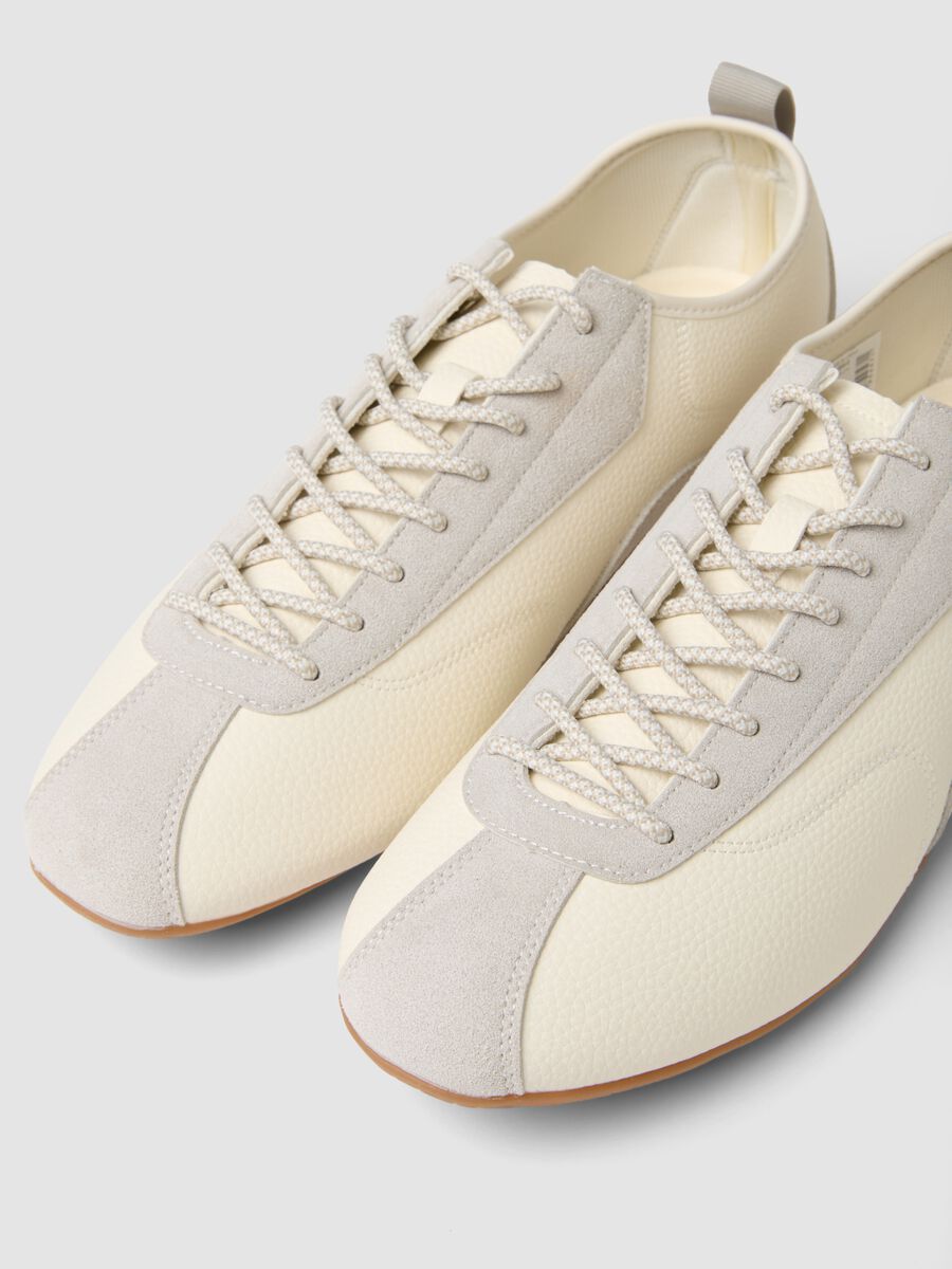 Sneakers bianche e beige regular fit con suola in gomma_1