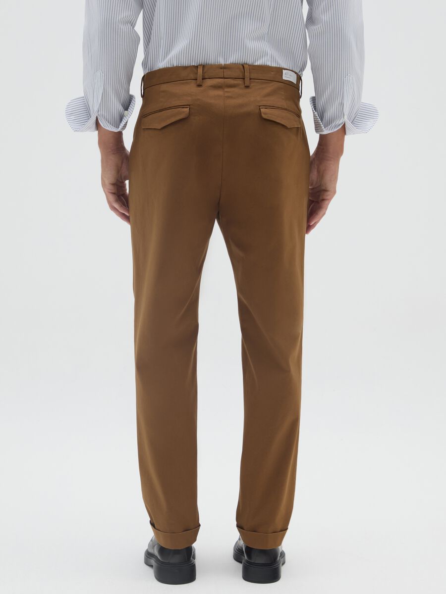 Pantaloni chino marroni in misto cotone elasticizzato regular fit_2
