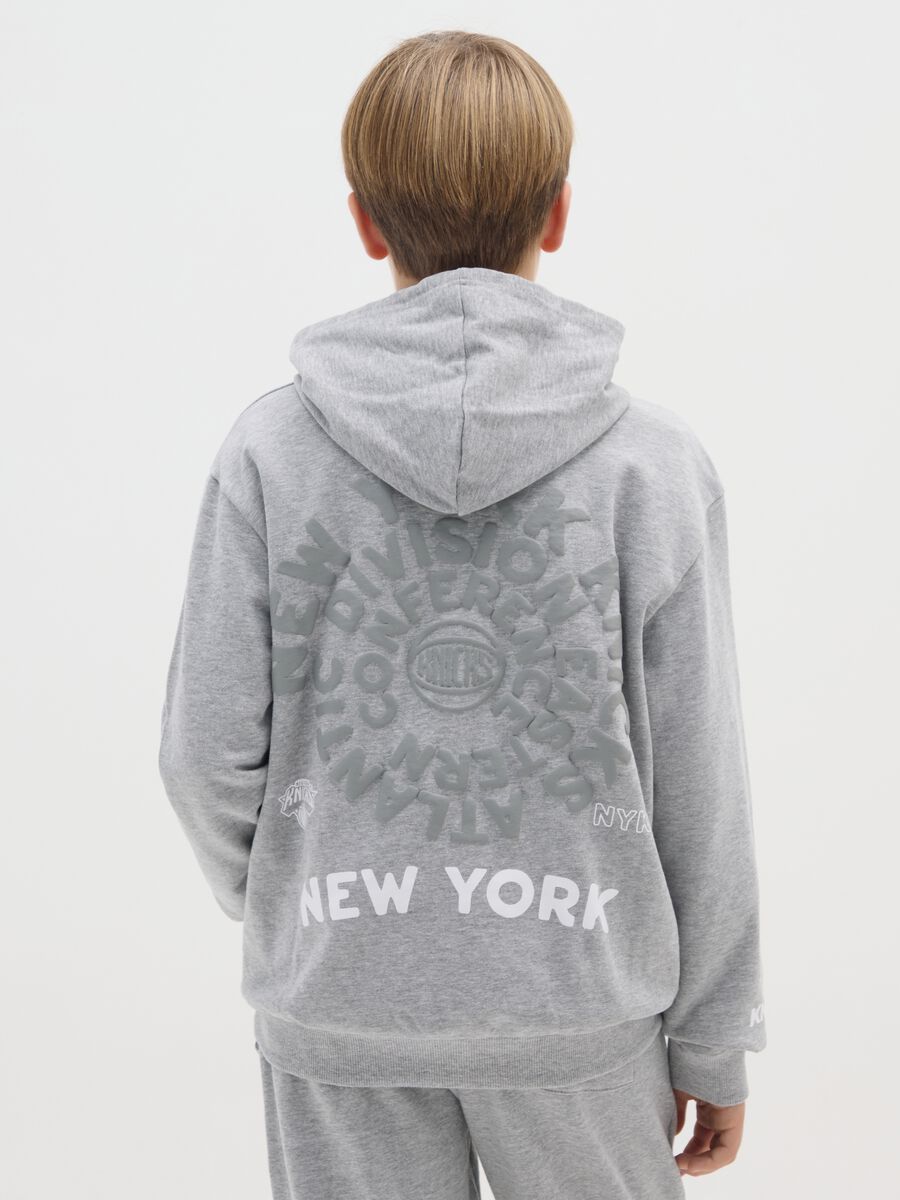Felpa da ragazzo in puro cotone grigia con stampa Knicks_1