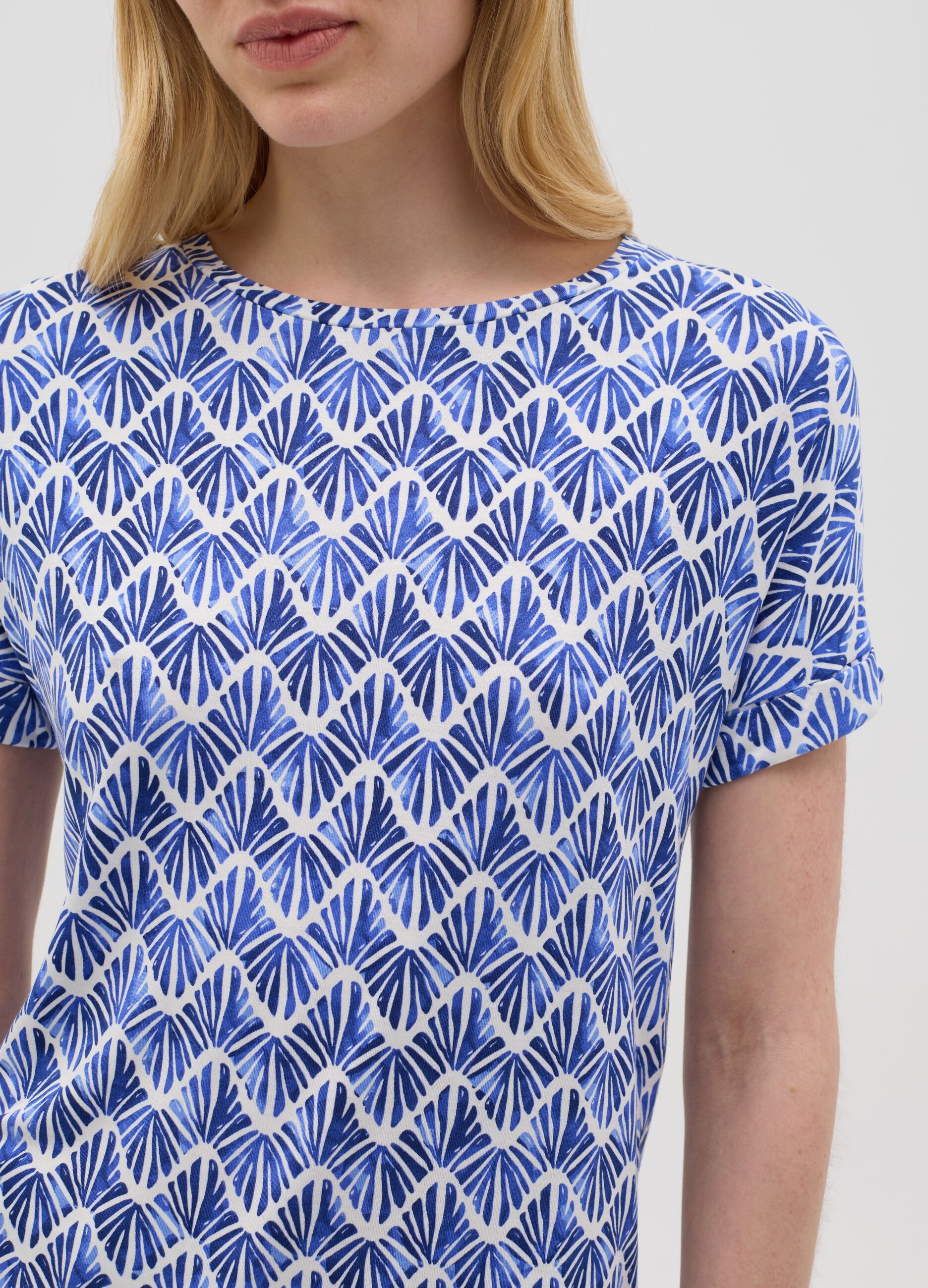 Short-sleeved stretch viscose t-shirt with geometric print