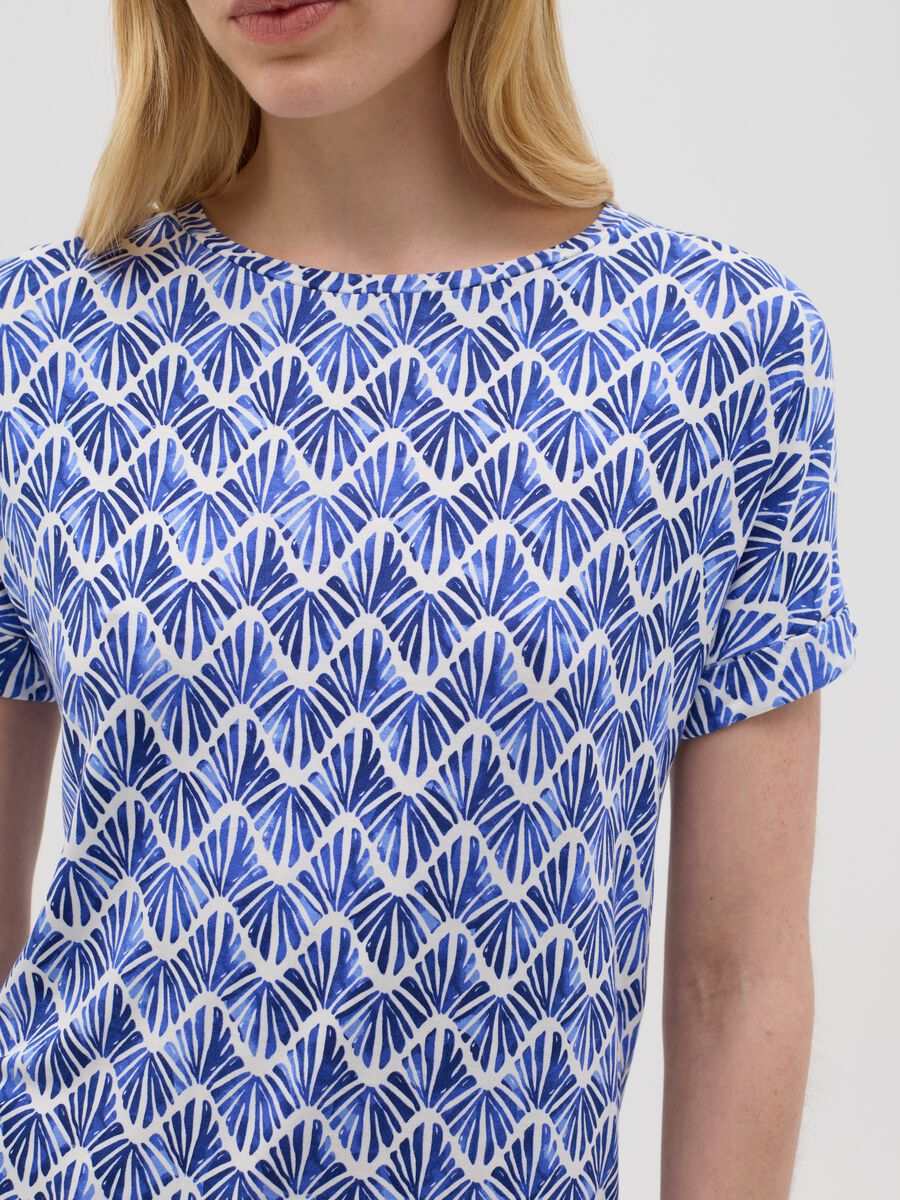 Short-sleeved T-shirt with blue zig-zag pattern_3
