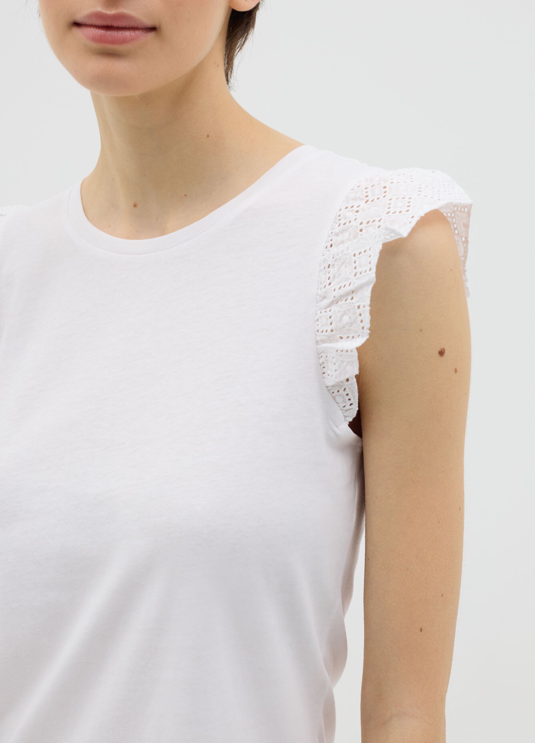 White pure cotton tank top with lace details