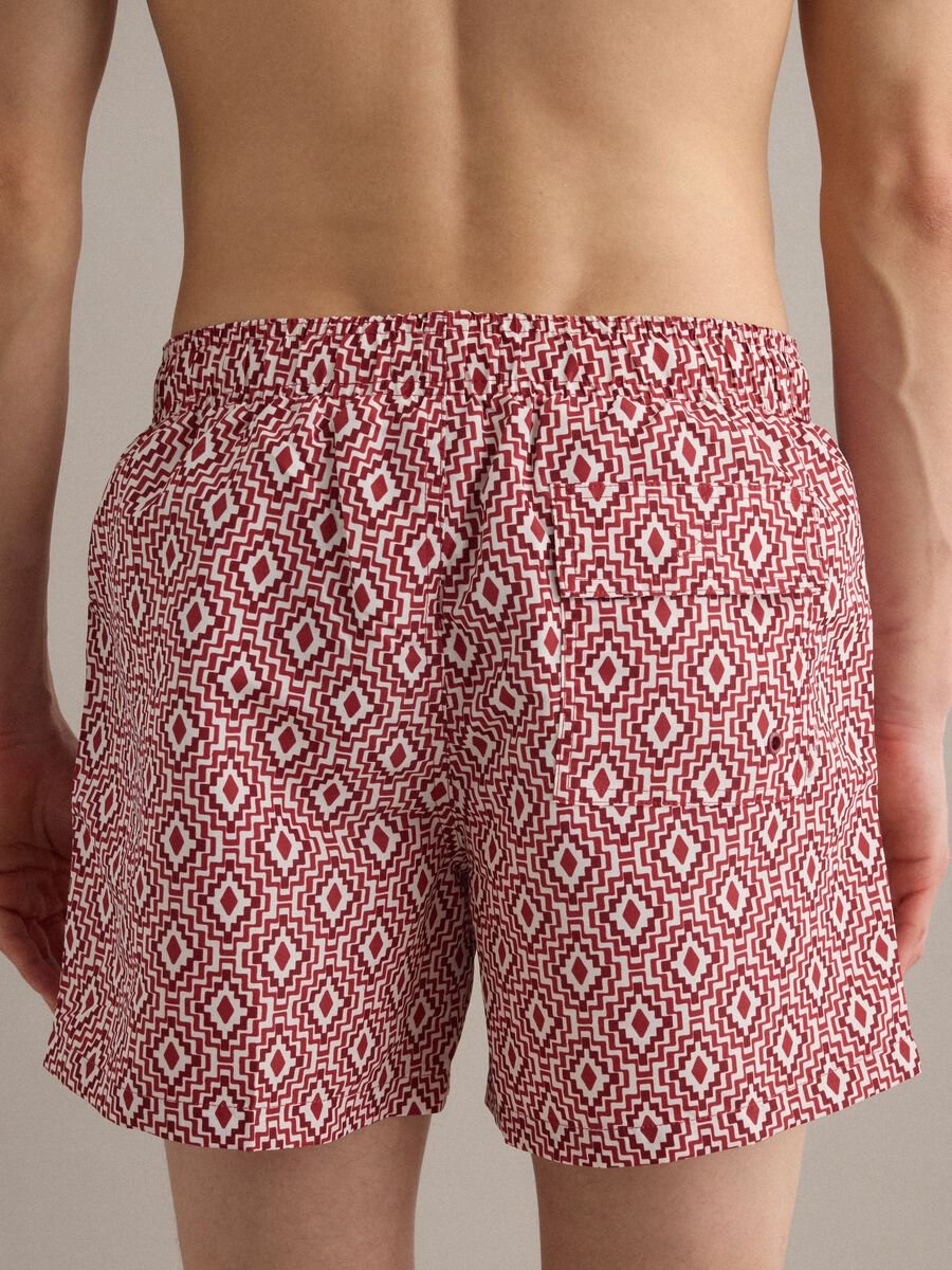 Boxer mare rosso con stampa geometrica_3
