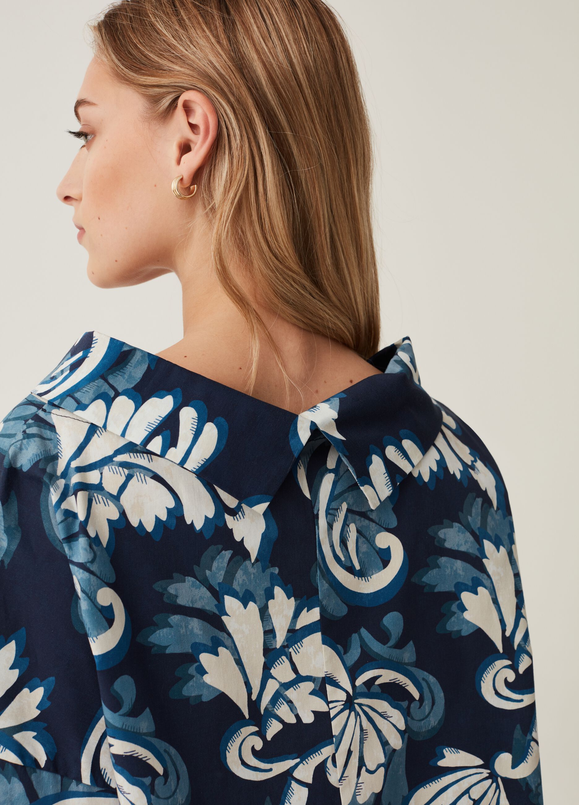 Blusa con collo risvoltato Hybrid_3