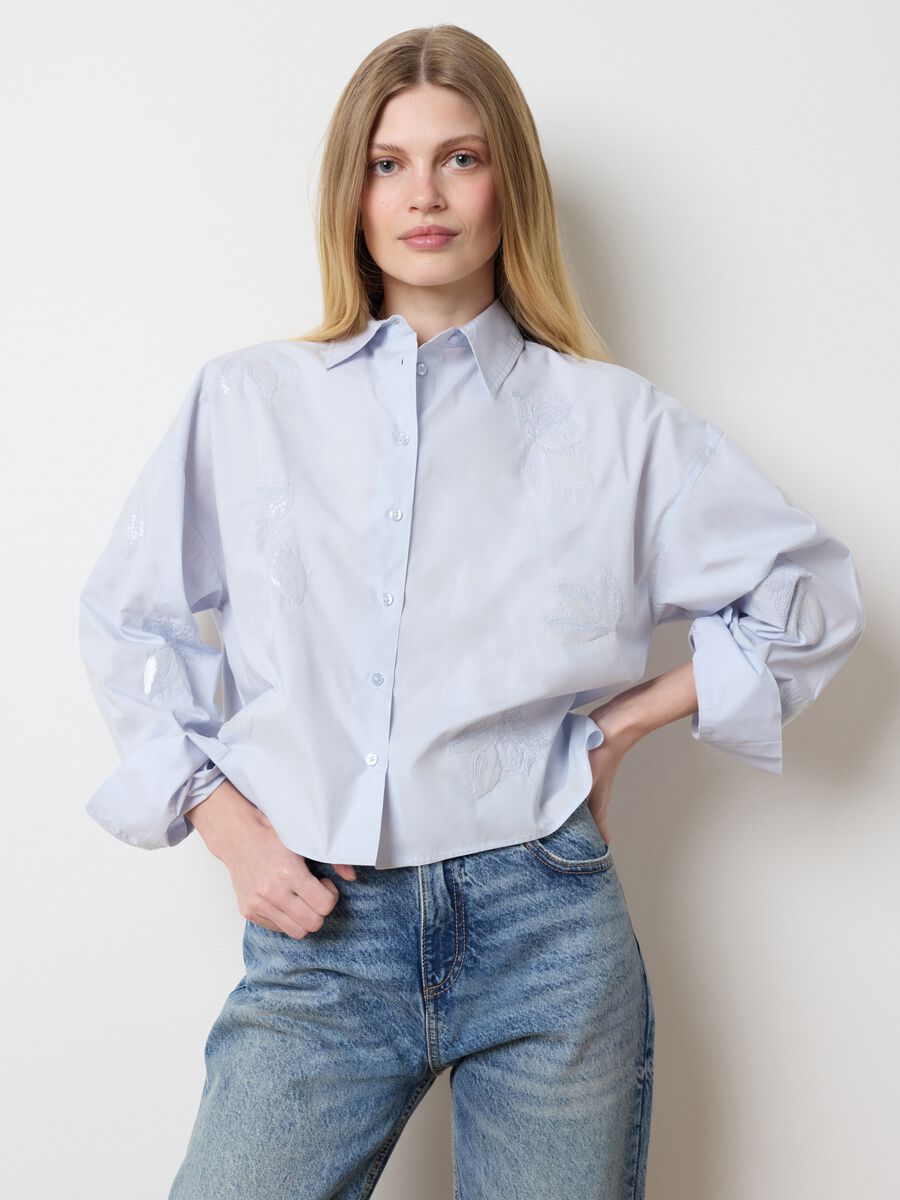 Light blue cropped shirt with floral embroidery_1