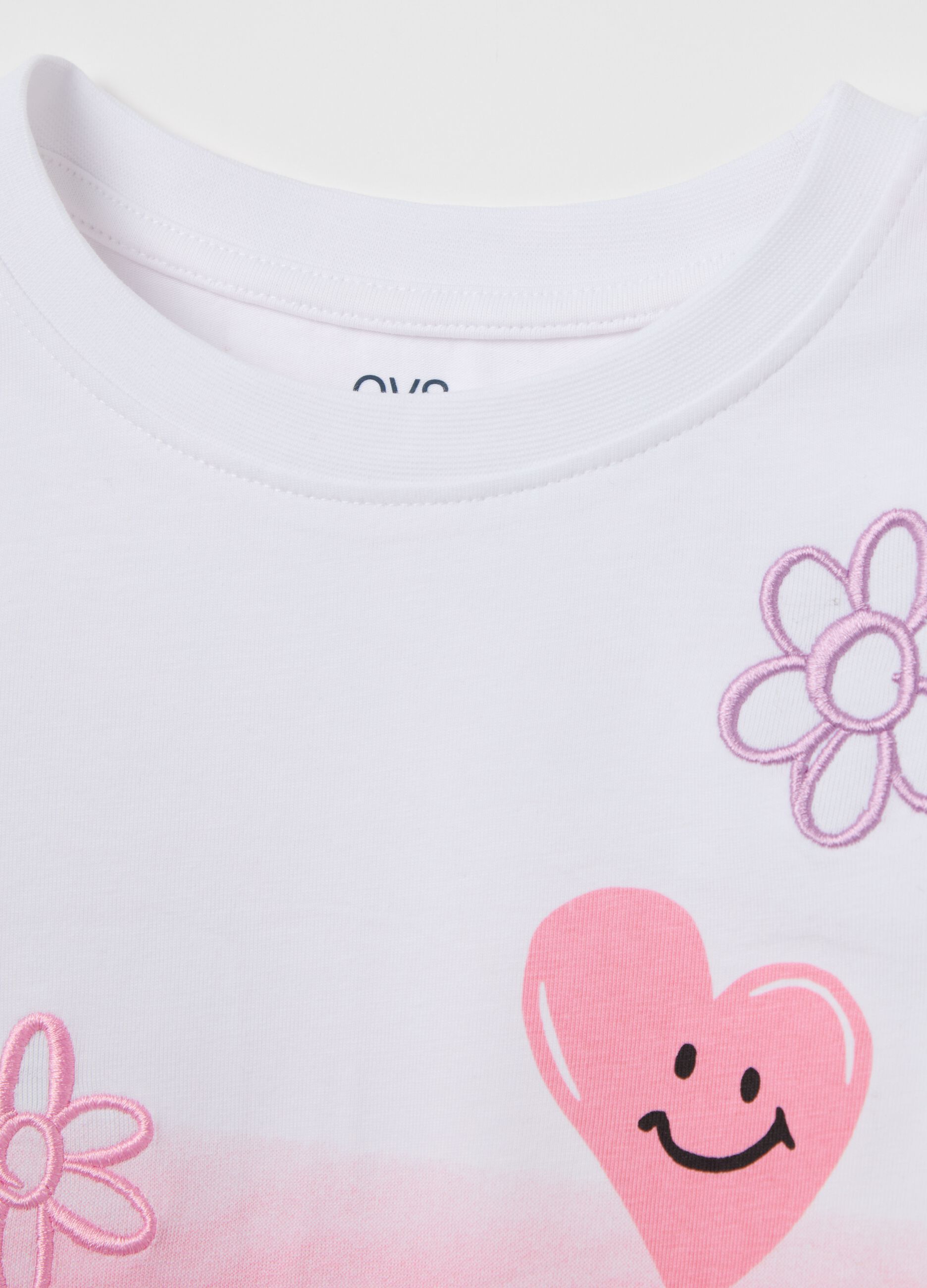 T-shirt degradé con stampa fiori e ricamo cuori