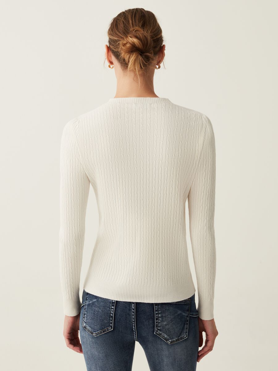Pullover con lavorazione a trecce_2