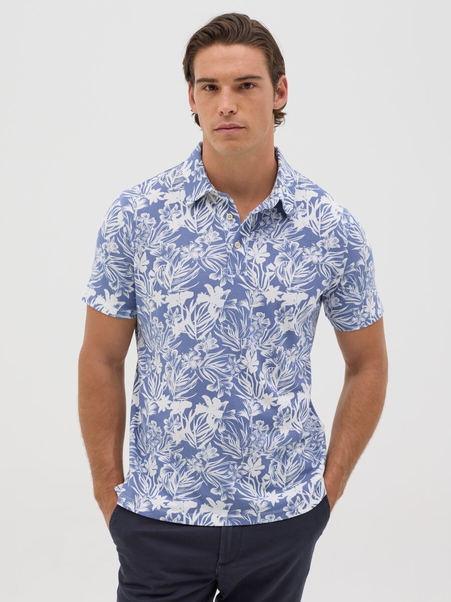 Polo a maniche corte blu con stampa floreale BST_0
