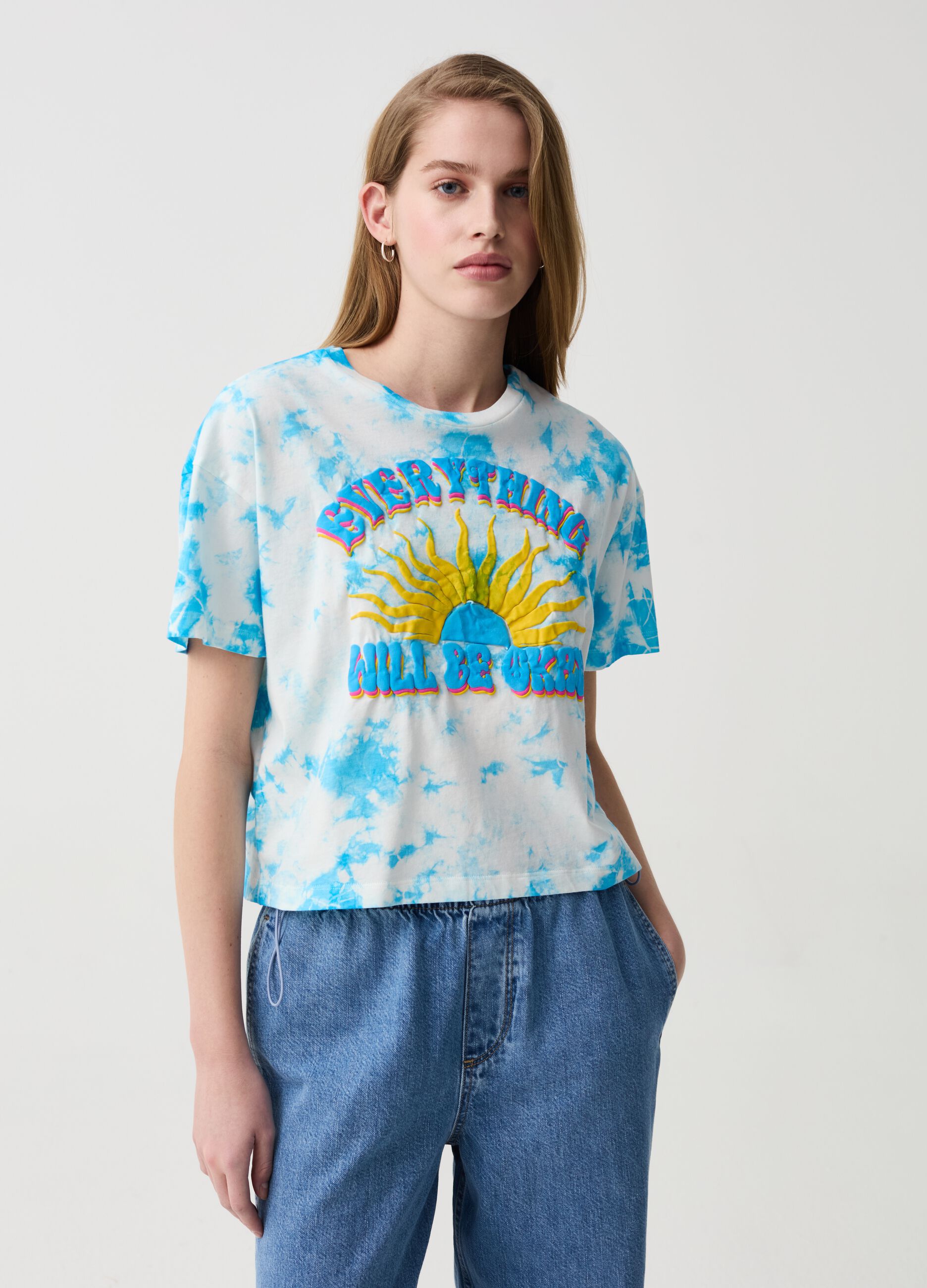 T-shirt Tie Dye con stampa lettering e sole