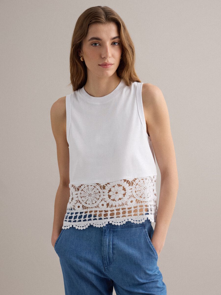 White cotton-blend vest top with lace detailing_1