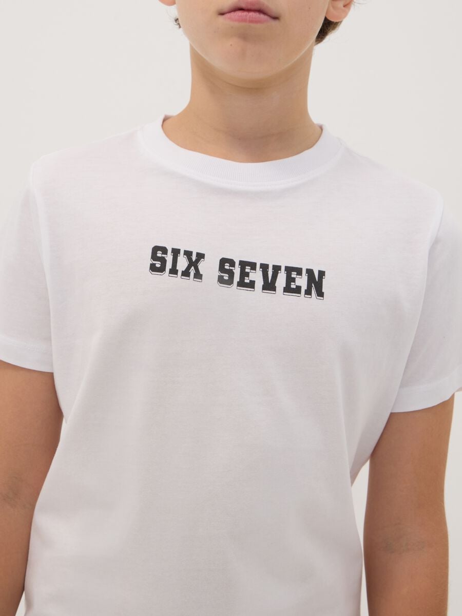 T-shirt bianca in puro cotone con stampe Six Seven regular fit_2