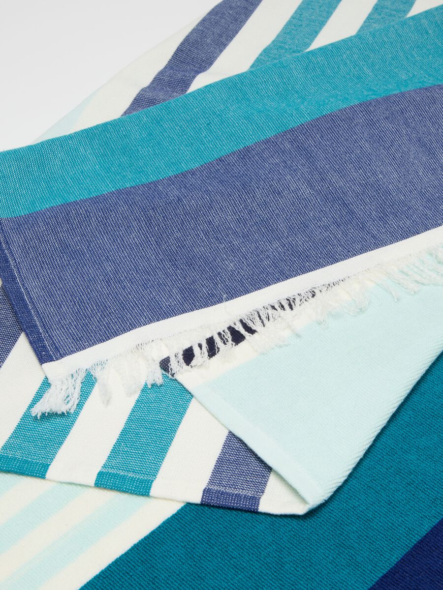 Telo mare da donna in puro cotone multicolor a righe blu e azzurre_1