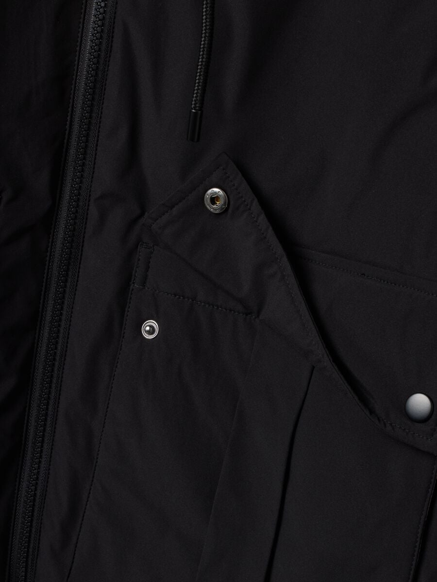 Giaccone nero imbottito con cappuccio e zip over fit_5