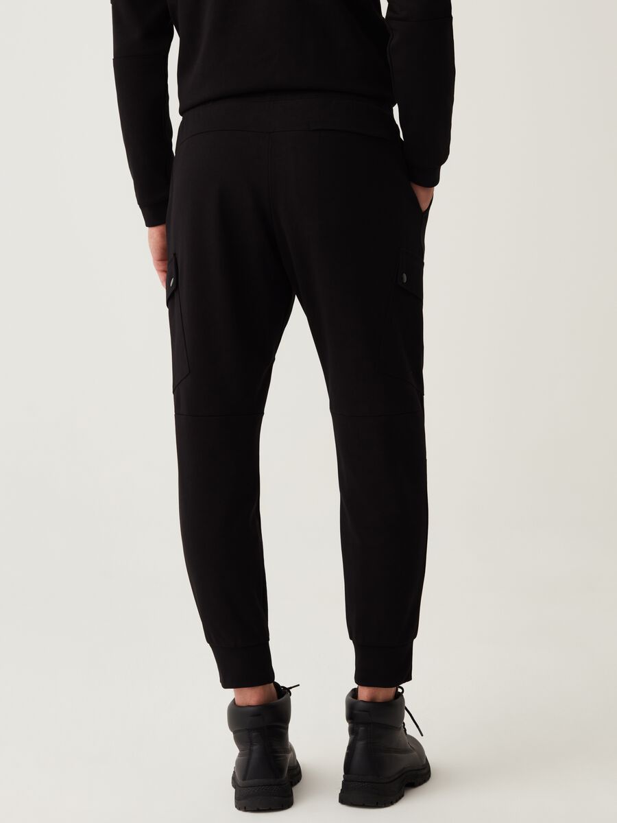 LESS IS BETTER Joggers cargo in pile_2