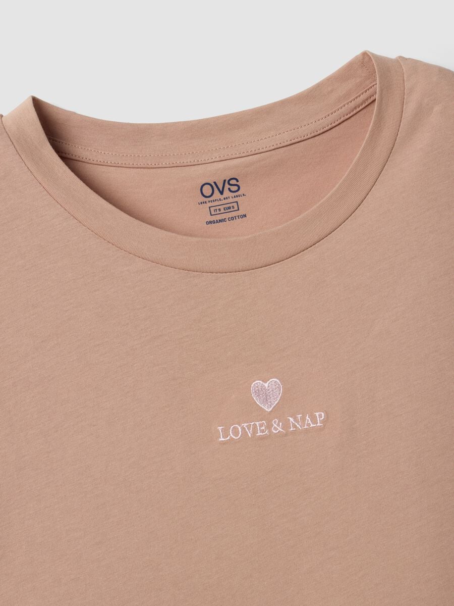 Camicia da notte beige in puro cotone organico con orli arricciati_6