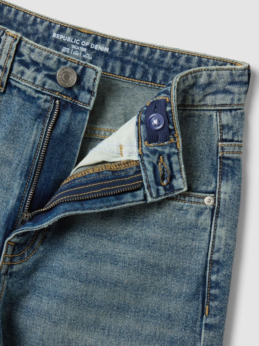 Jeans denim in puro cotone con vita elasticizzata skater fit per ragazzo_4
