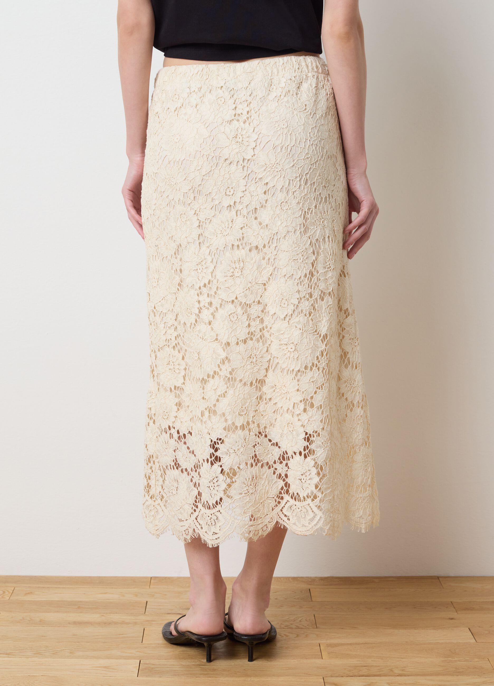 Long skirt in lace