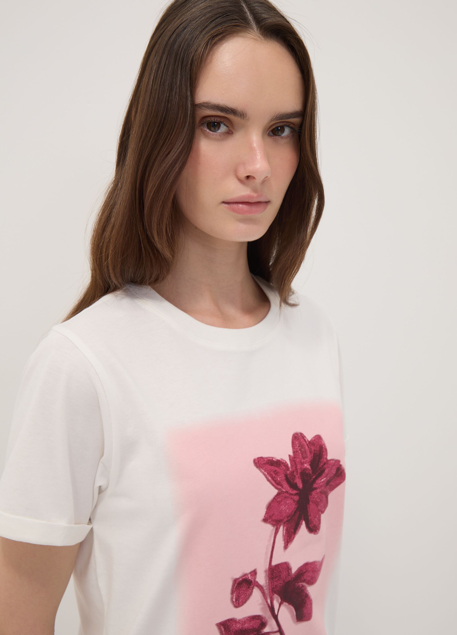 T-shirt bianca in puro cotone con girocollo e stampa floreale regular fit