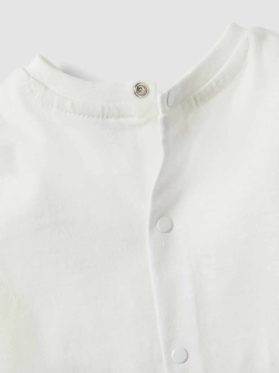 T-shirt bianca in misto cotone da neonato con disegno orsetto regular fit_3