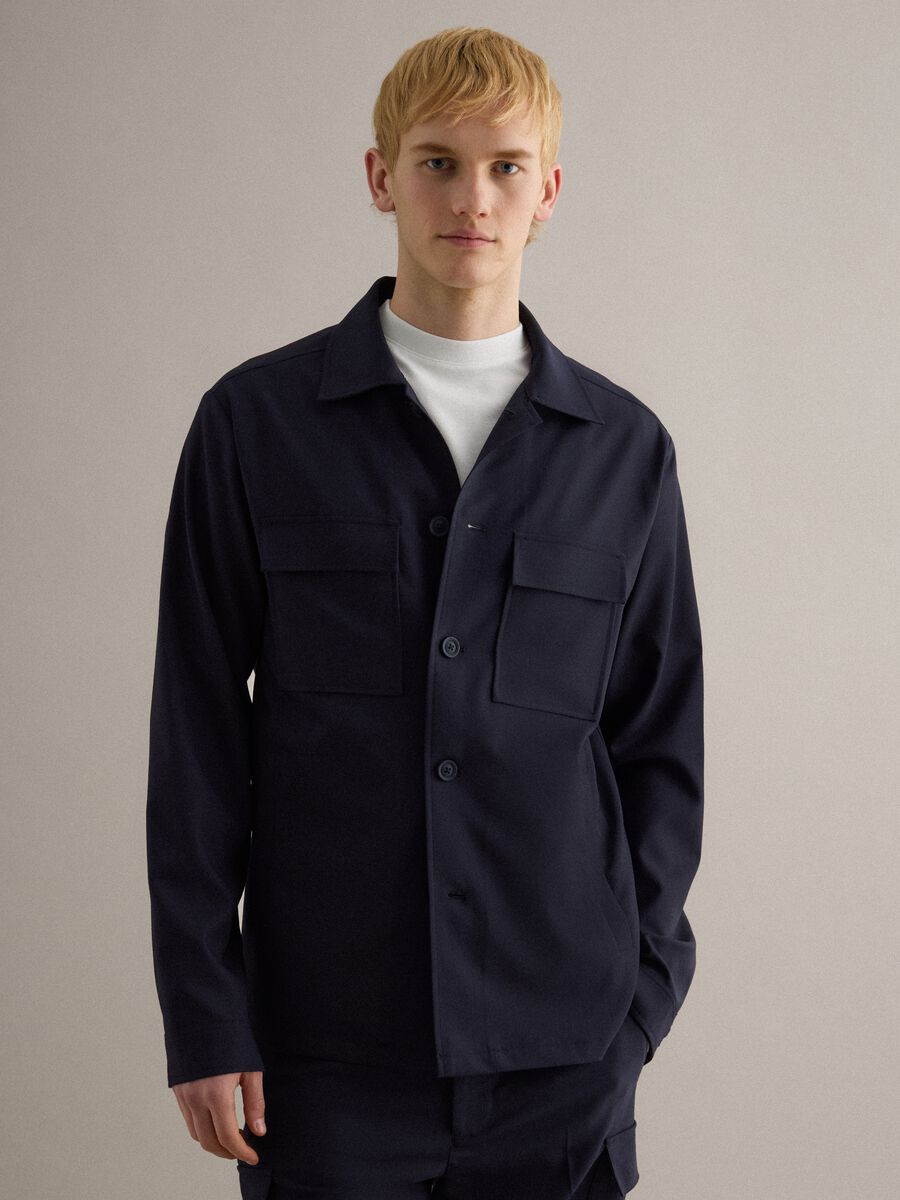 Giacca leggera blu regular fit con bottoni e taschini frontali_1