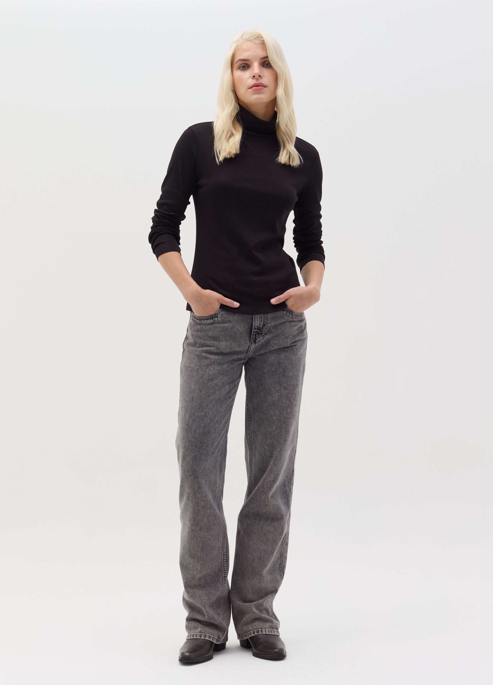 T-shirt with long sleeves and high neck