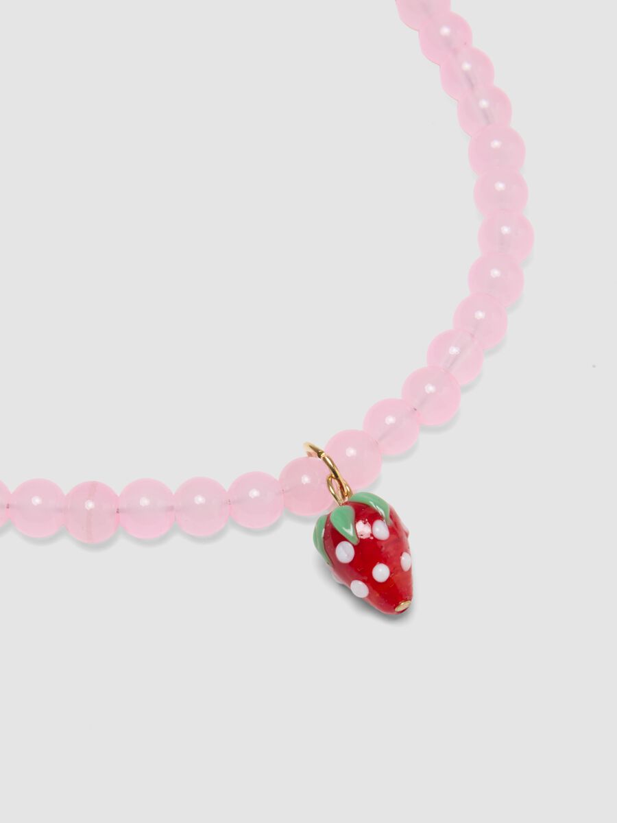 Collana con perline rosa con ciondolo fragola_1