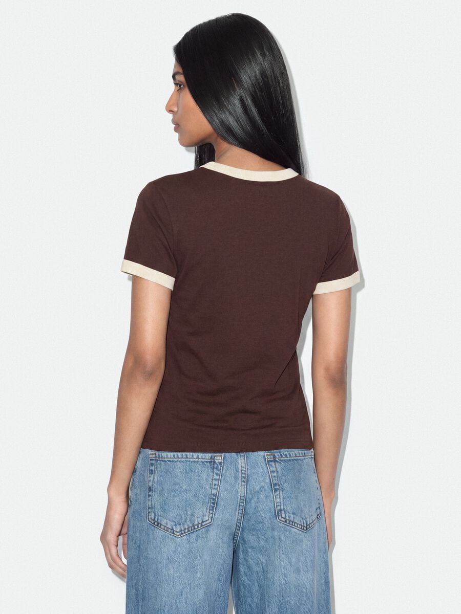 T-shirt marrone in cotone con stampa grafica frontale e bordi a contrasto_3