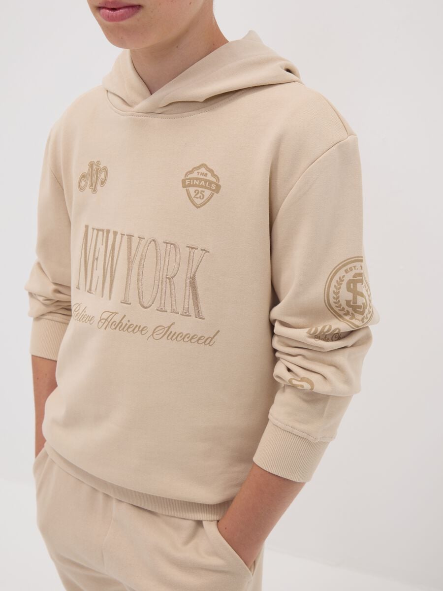 Felpa beige in puro cotone con cappuccio e stampa New York per ragazzo_1