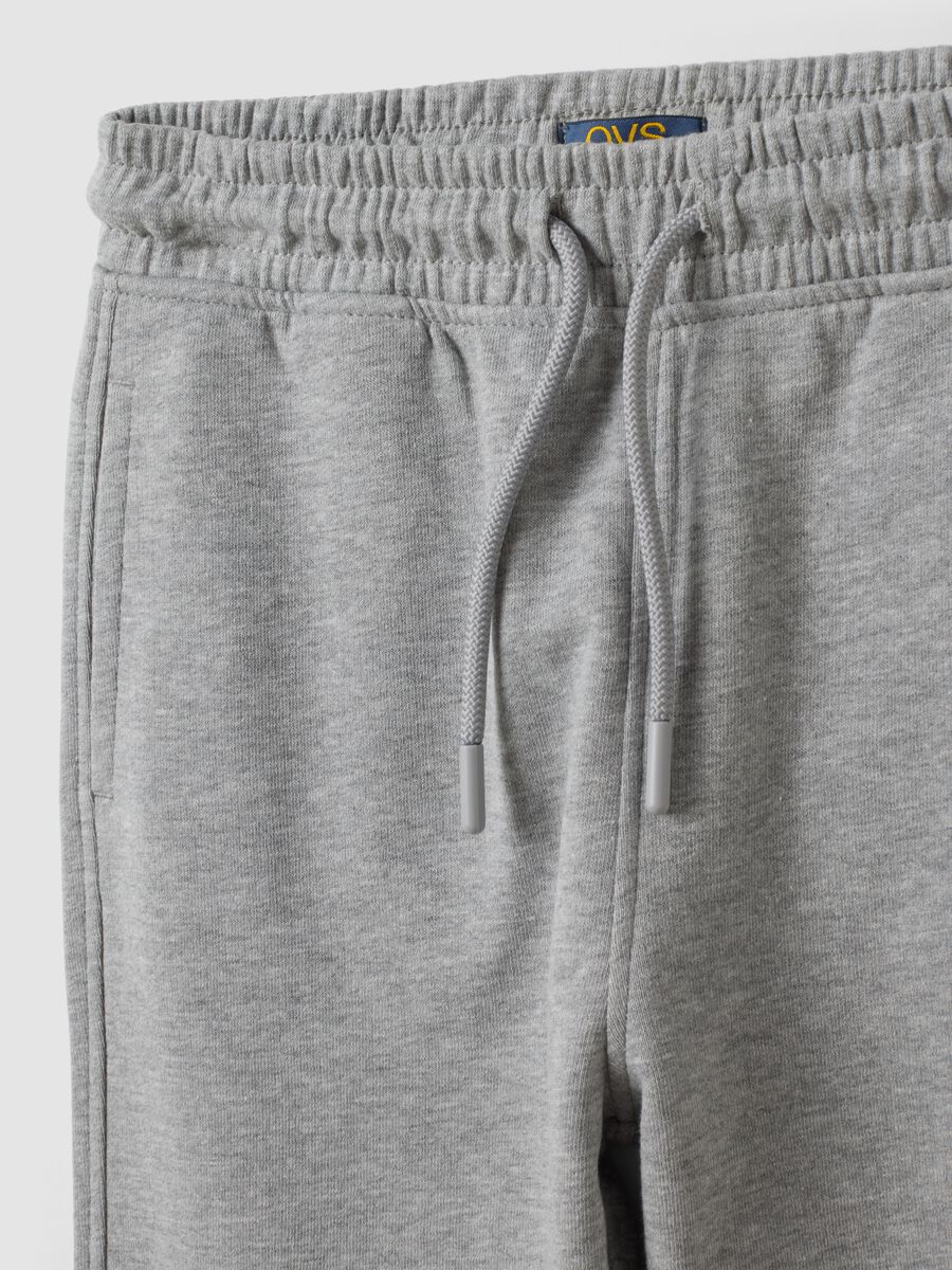Jogger grigi in misto cotone e viscosa con stampa a contrasto per bambino_2