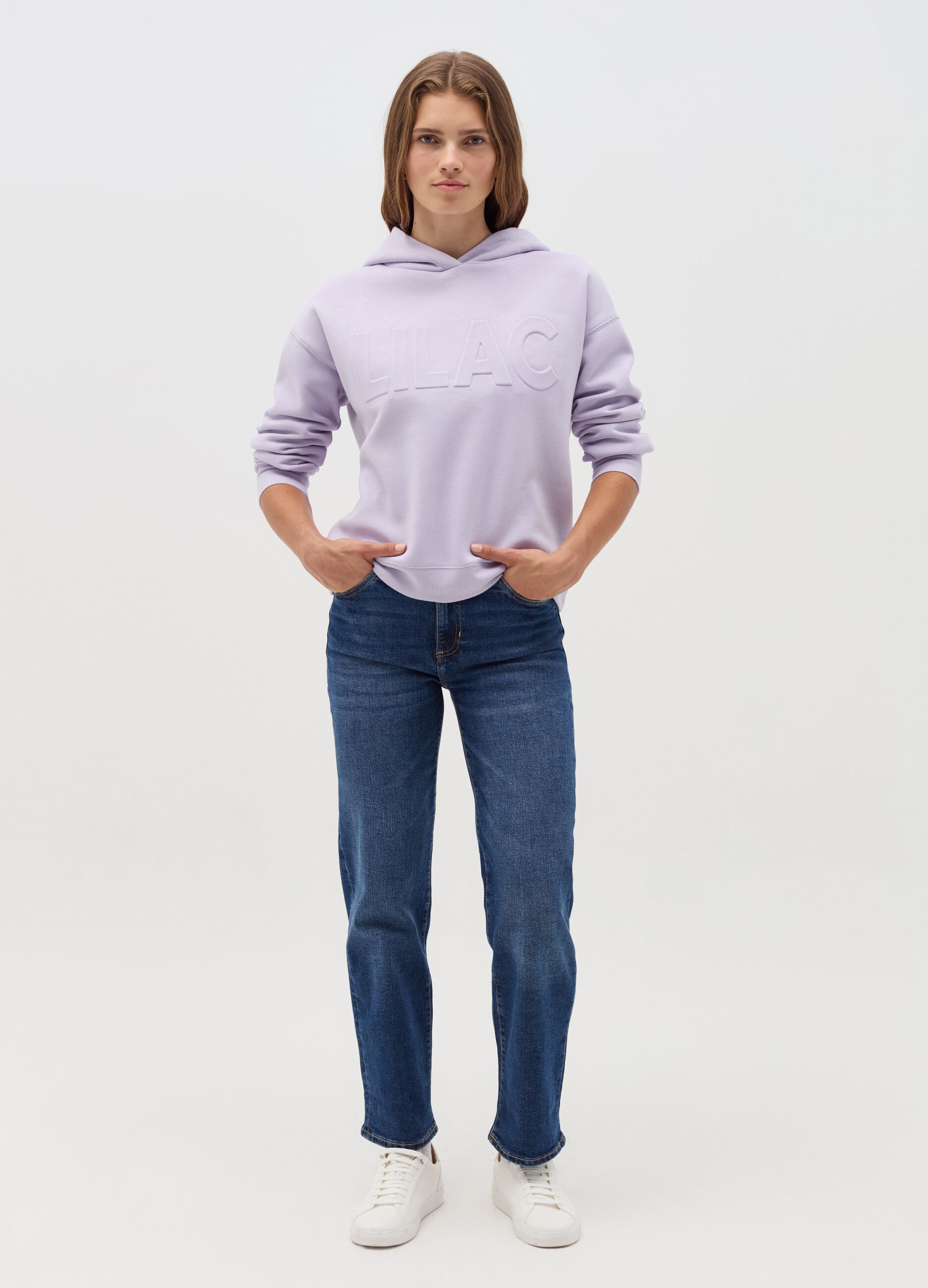 Essential sweatshirt with raised lettering