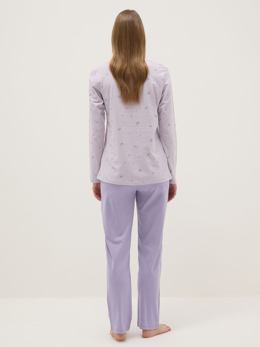 Purple pure cotton pyjamas with serafino collar and floral pattern_2
