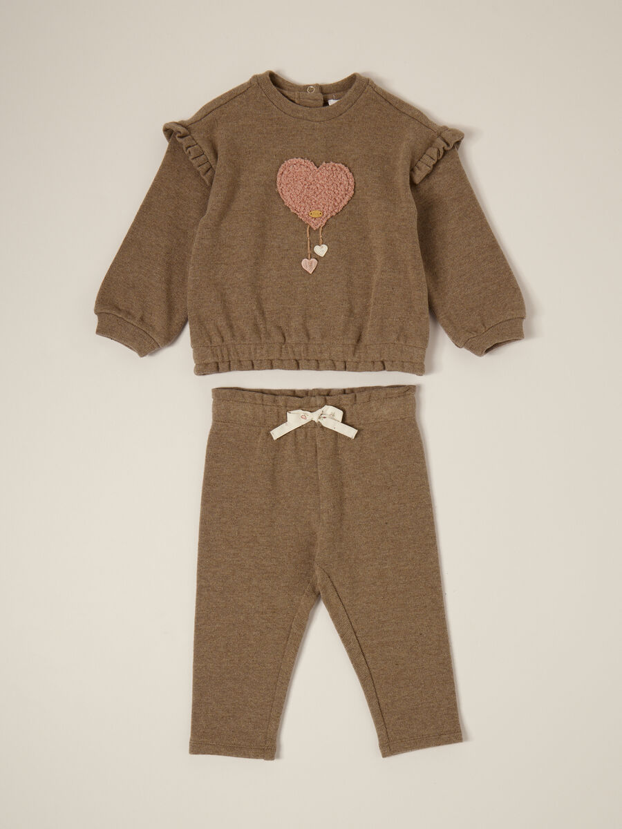 Brown newborn set with heart appliqués_0