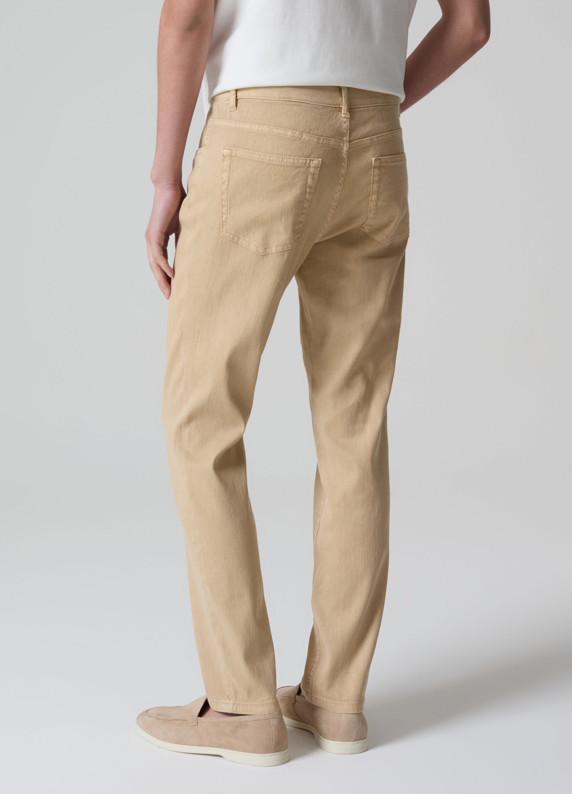Contemporary slim-fit jeans with five pockets