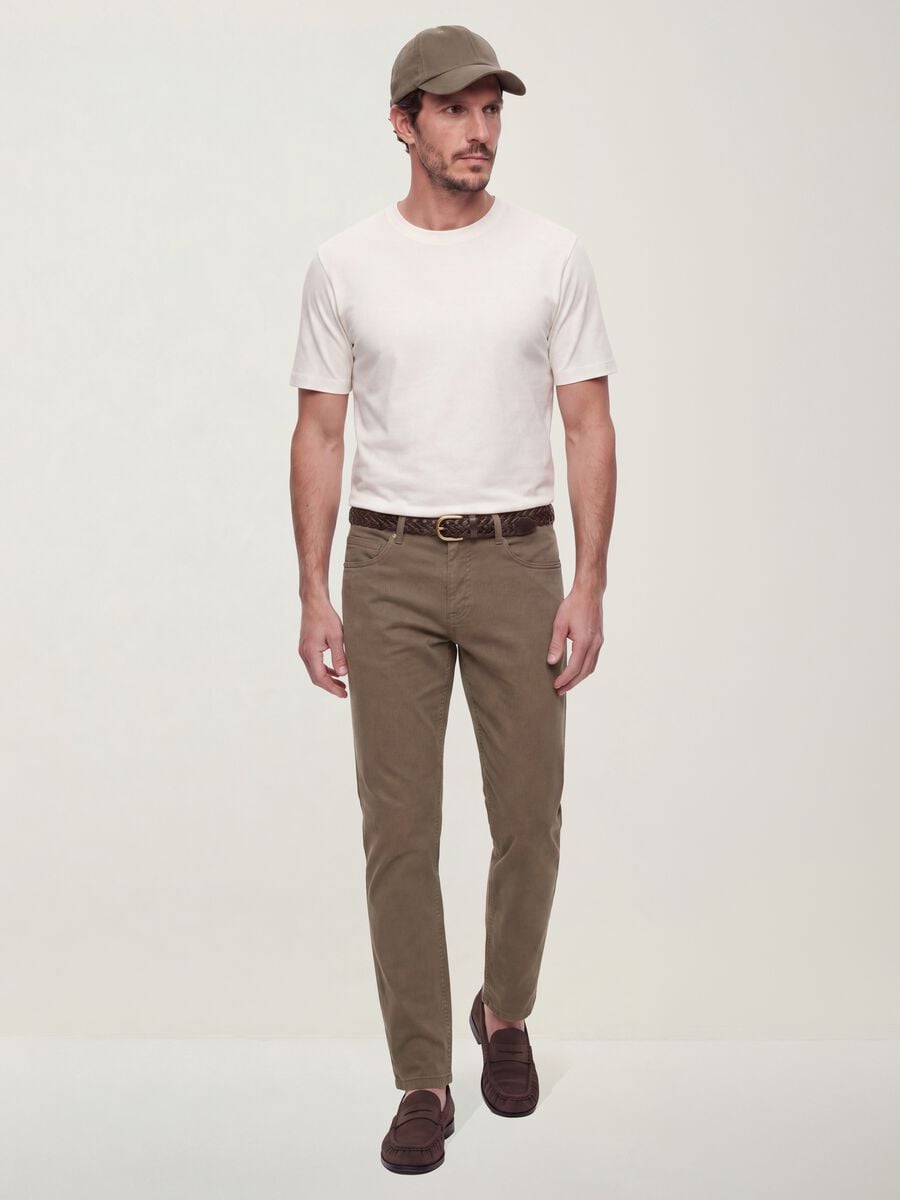 Pantaloni marroni in twill di cotone elasticizzato slim fit_0