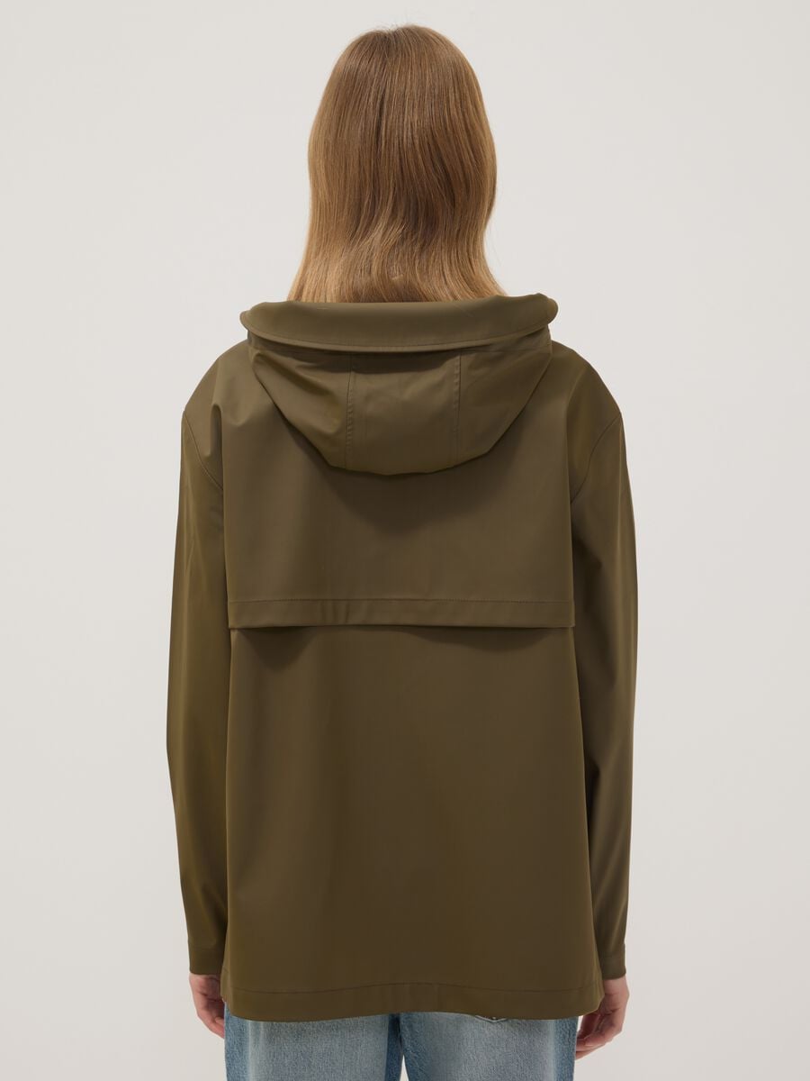 Giacca antipioggia verde con zip e cappuccio_3
