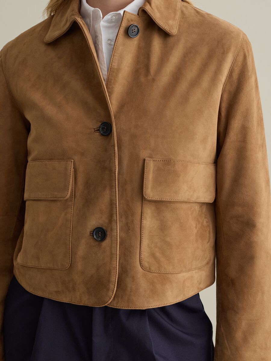 Woman's short brown jacket in real leather with regular fit and button fastening_3