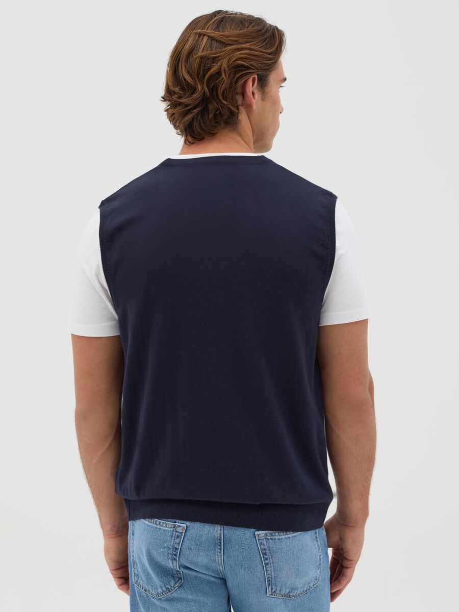 Gilet with V neck and buttons_2