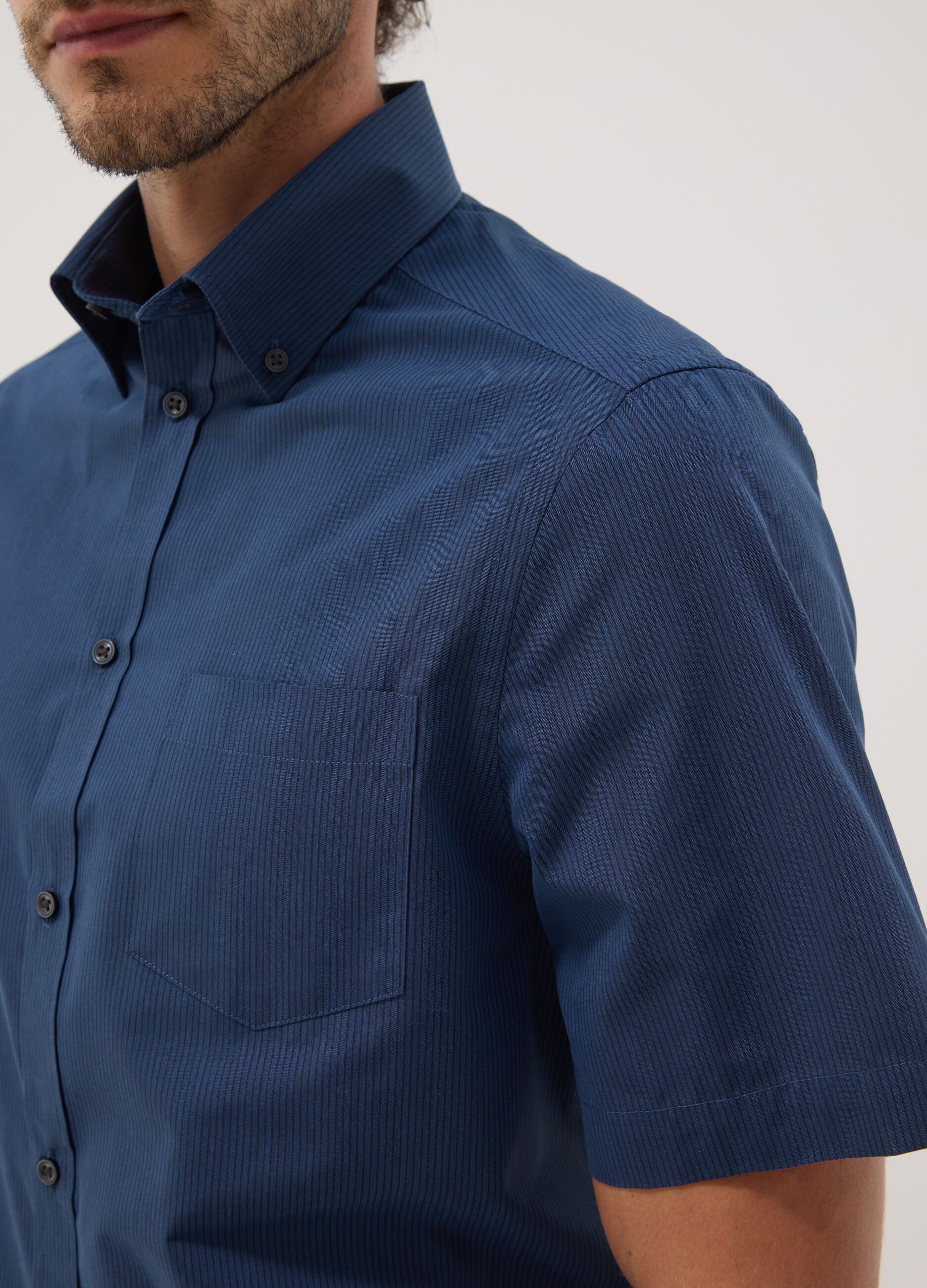 Blue short-sleeved shirt with button-down collar