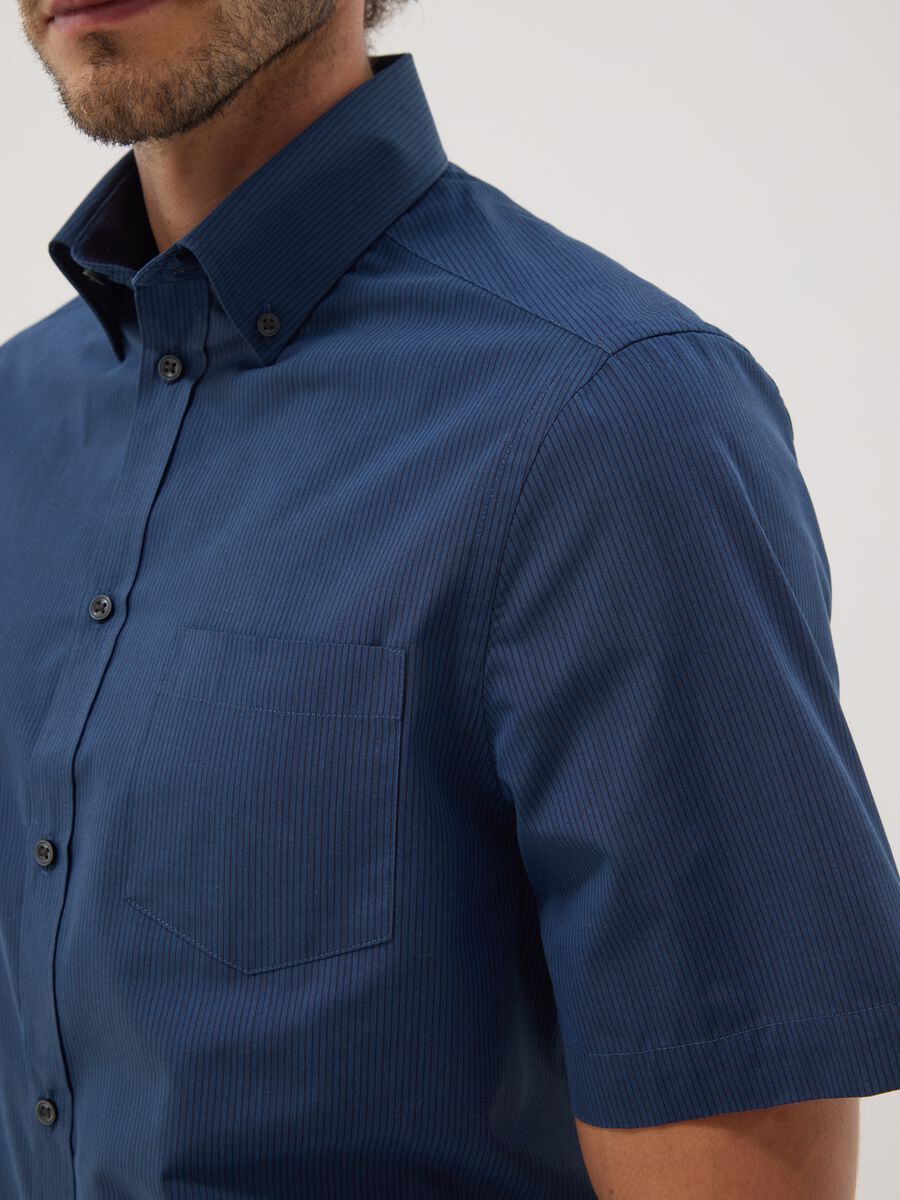 Camicia blu a maniche corte con collo button down_3