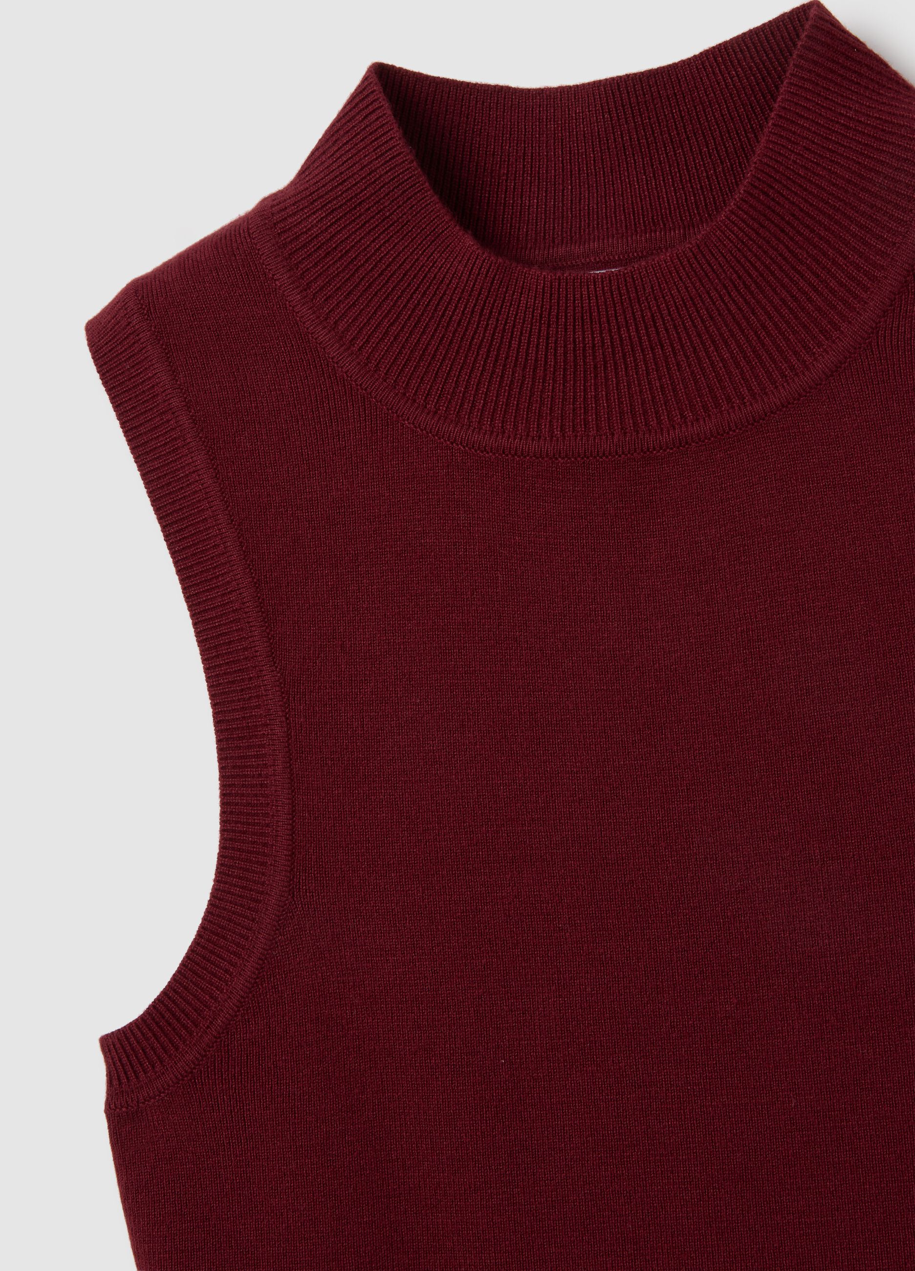Women's fitted red blend top