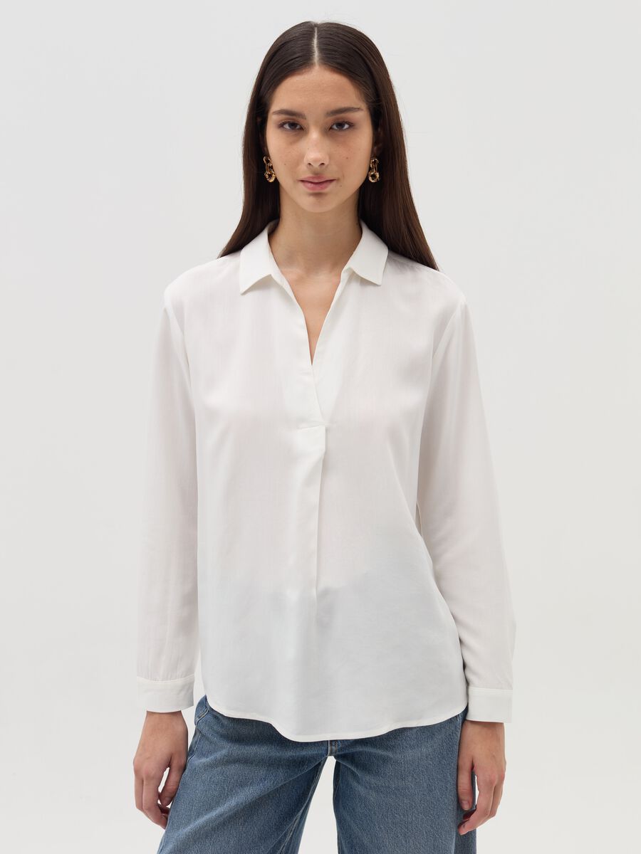 Blusa con scollo a polo maniche lunghe_0