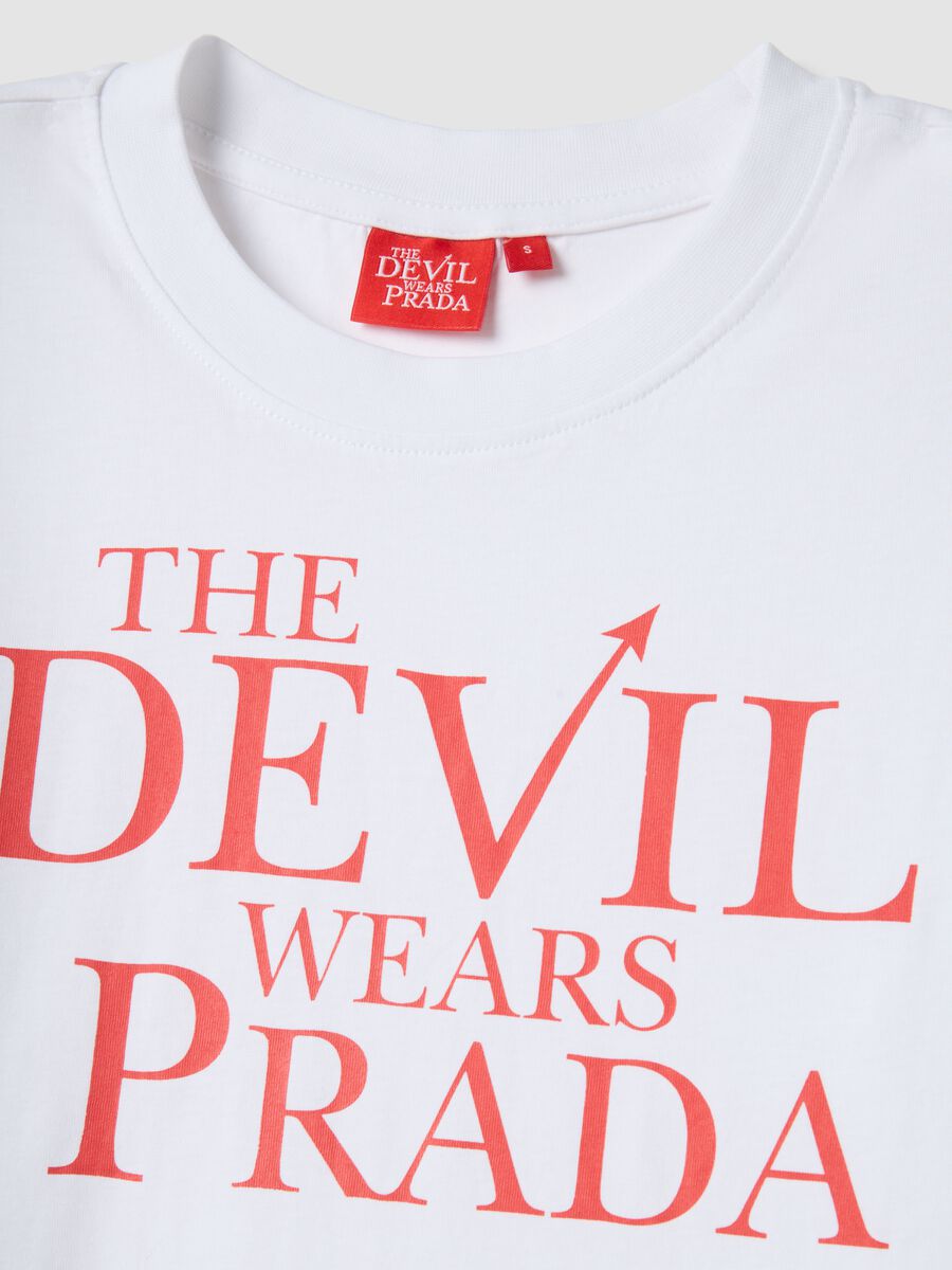 T-shirt in puro cotone bianca regular fit con stampa "Il diavolo veste Prada"_5
