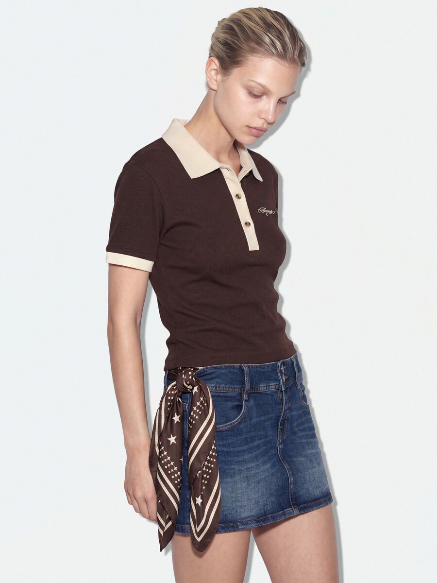 Polo crop marrone in cotone elasticizzato con stampa regular fit_0